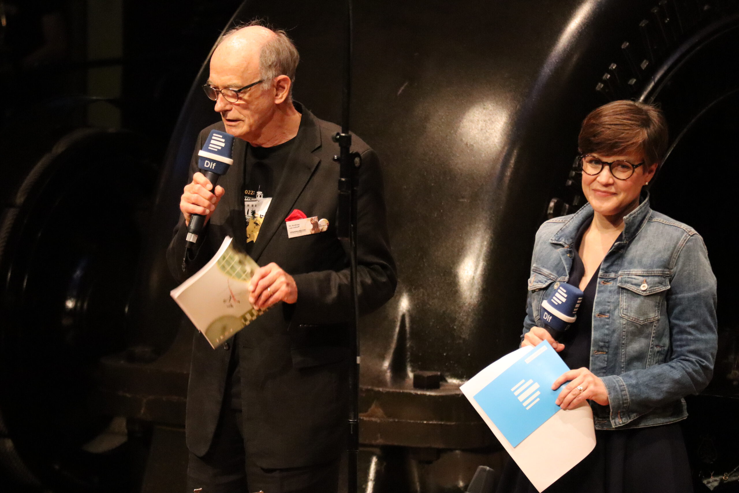 Andreas von Imhoff (AK SPANNUNGEN, Presse/Marketing) und Maja Elmenreich (Deutschlandfunk) beim Abschluss von SPANNUNGEN:2022